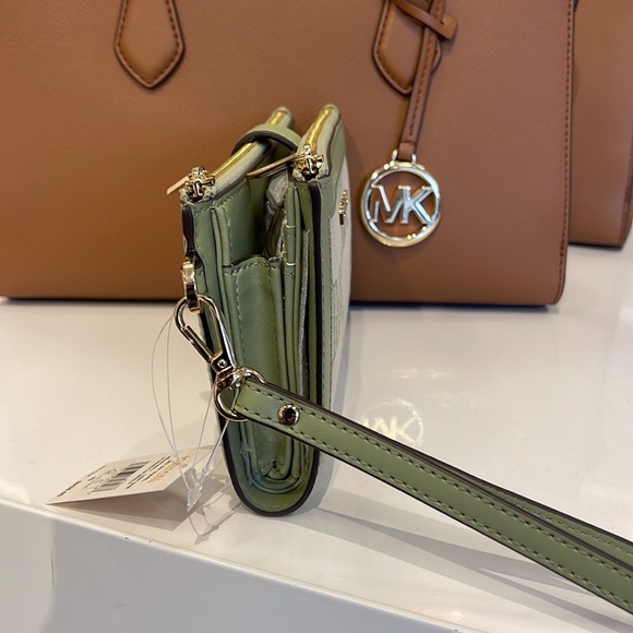 MICHAEL KORS JET SET TRAVEL 35S3GTVW7J LIGHT SAGE LG DOUBLE ZIP WRISTLET-WALLET - Picture 7 of 16